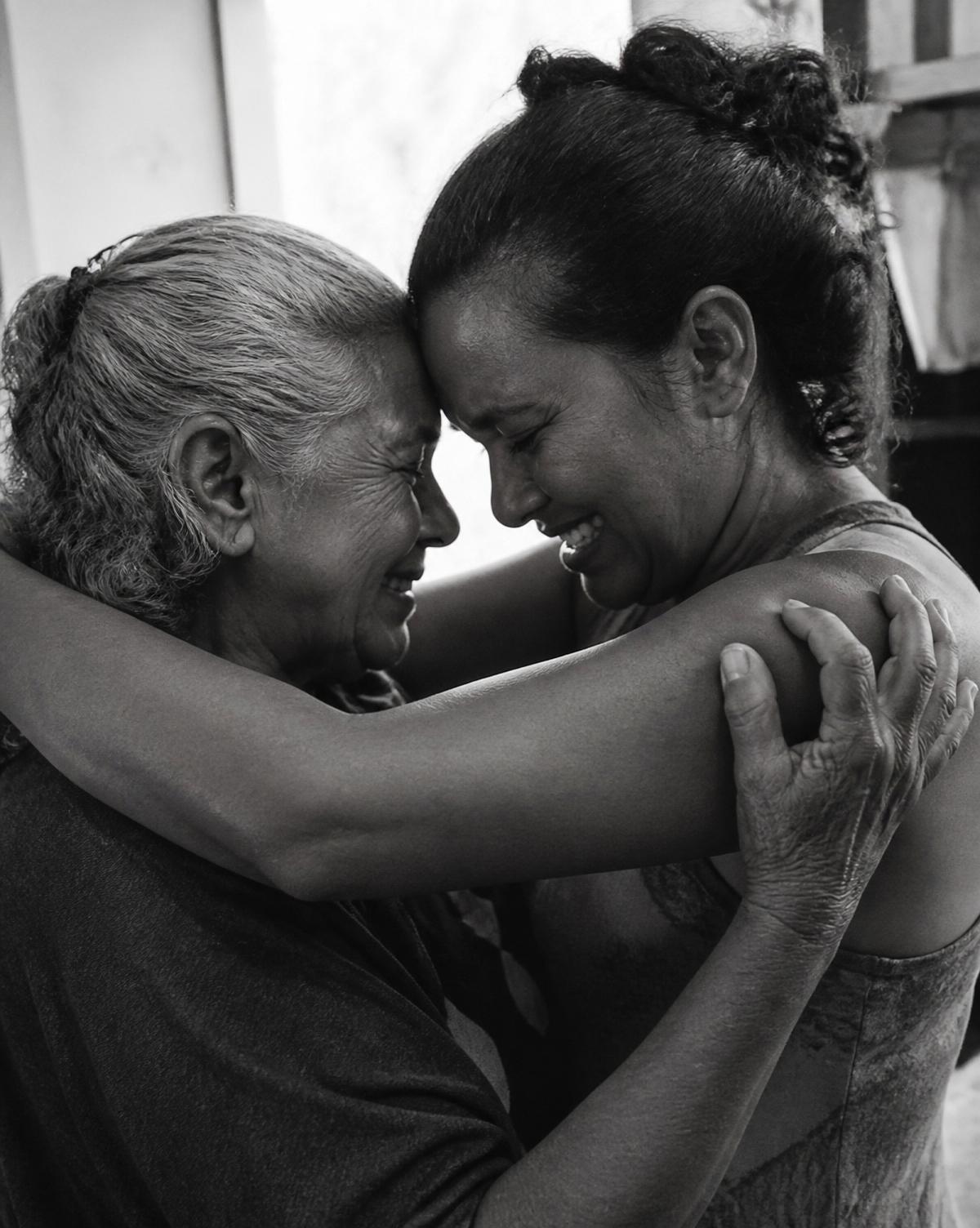 Duas mulheres em abraço apertado