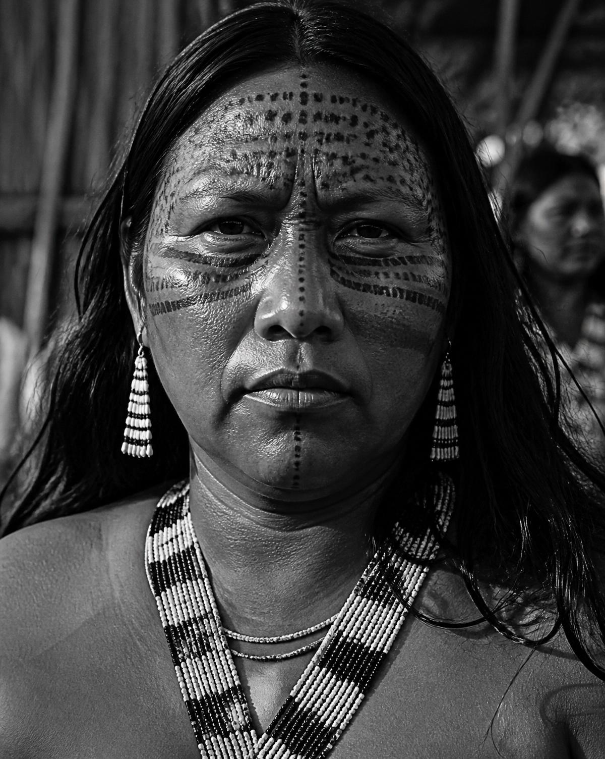 Mulher indígena com pintura tradicional