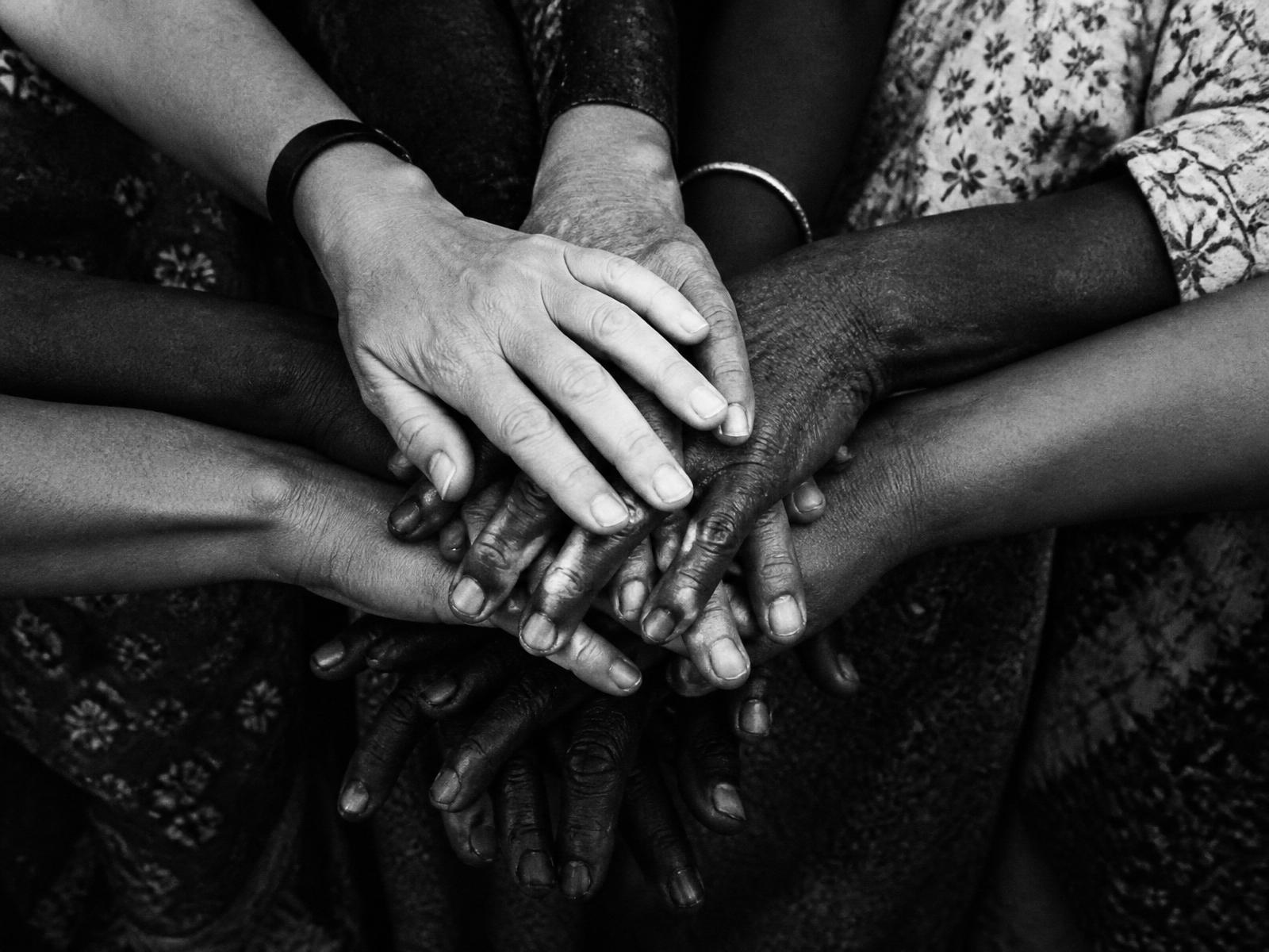 Mãos de mulheres unidas em solidariedade