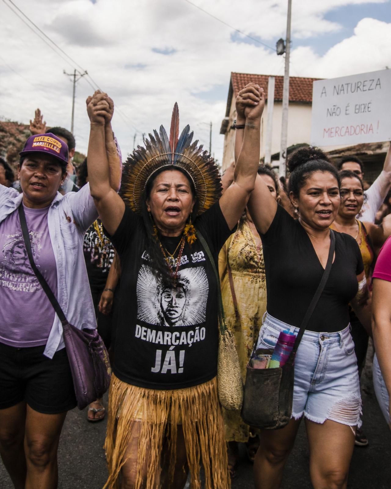 Mulheres em marcha de mãos dadas